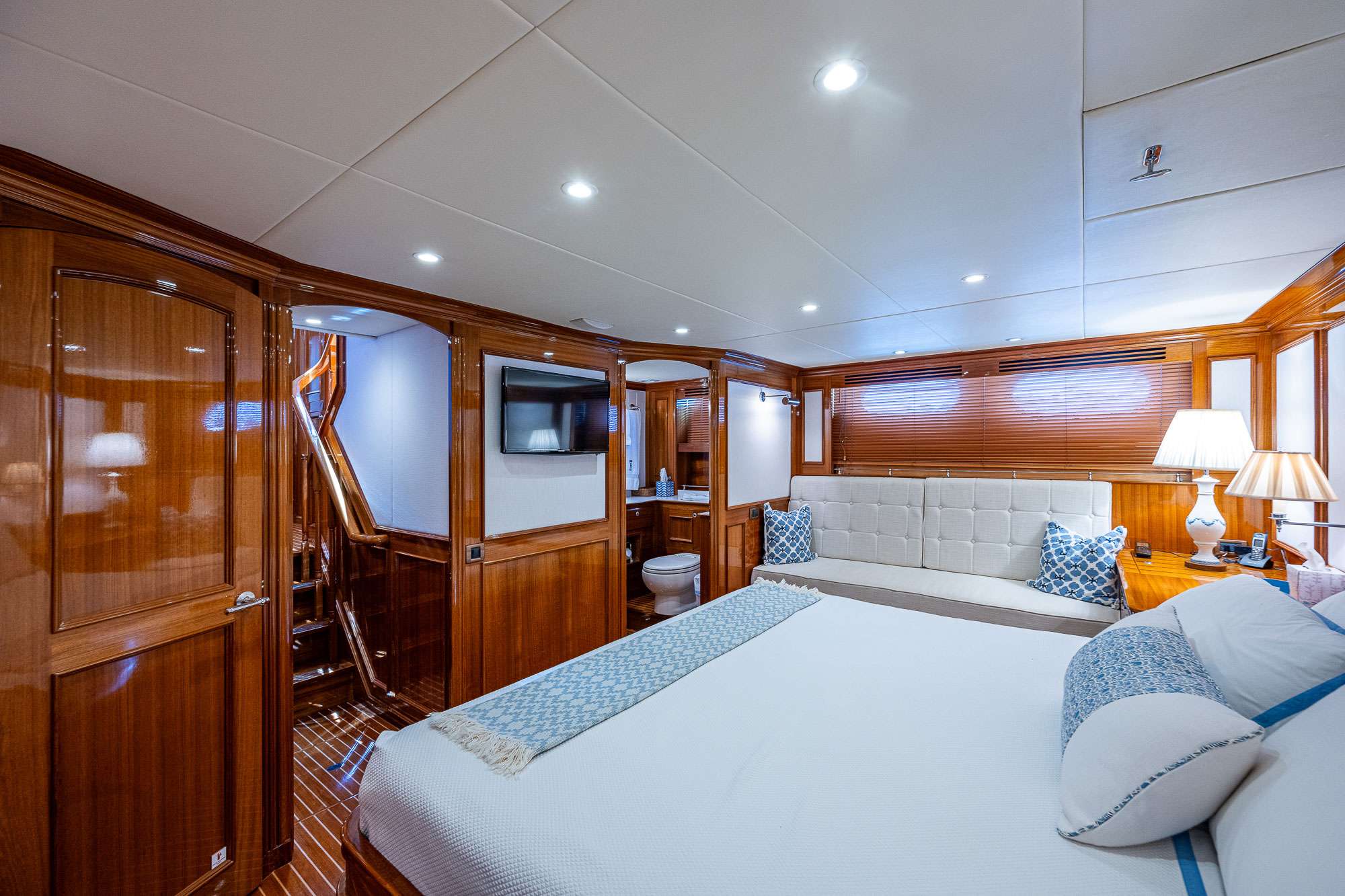 Charter Yacht MAGIC TUTCH - Hinckley Hunt Ocean 80 - 4 Cabins - Nassau - Exumas - Bahamas