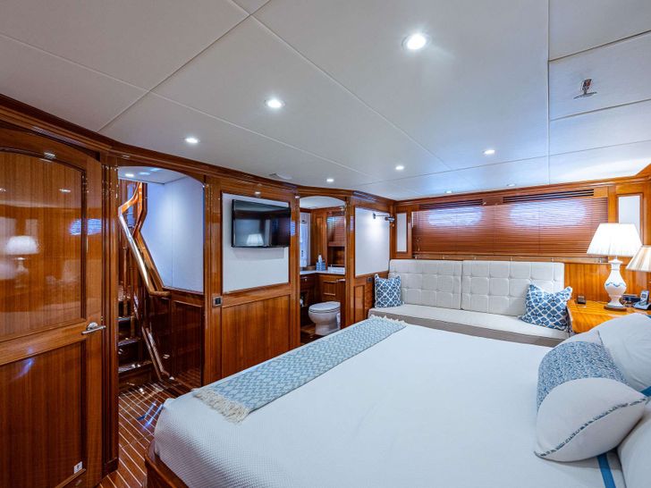 MAGIC TUTCH Hinckley Hunt Ocean 80 - master cabin bed and TV MAGIC TUTCH Hinckley Hunt Ocean 80 - master cabin bed and TV