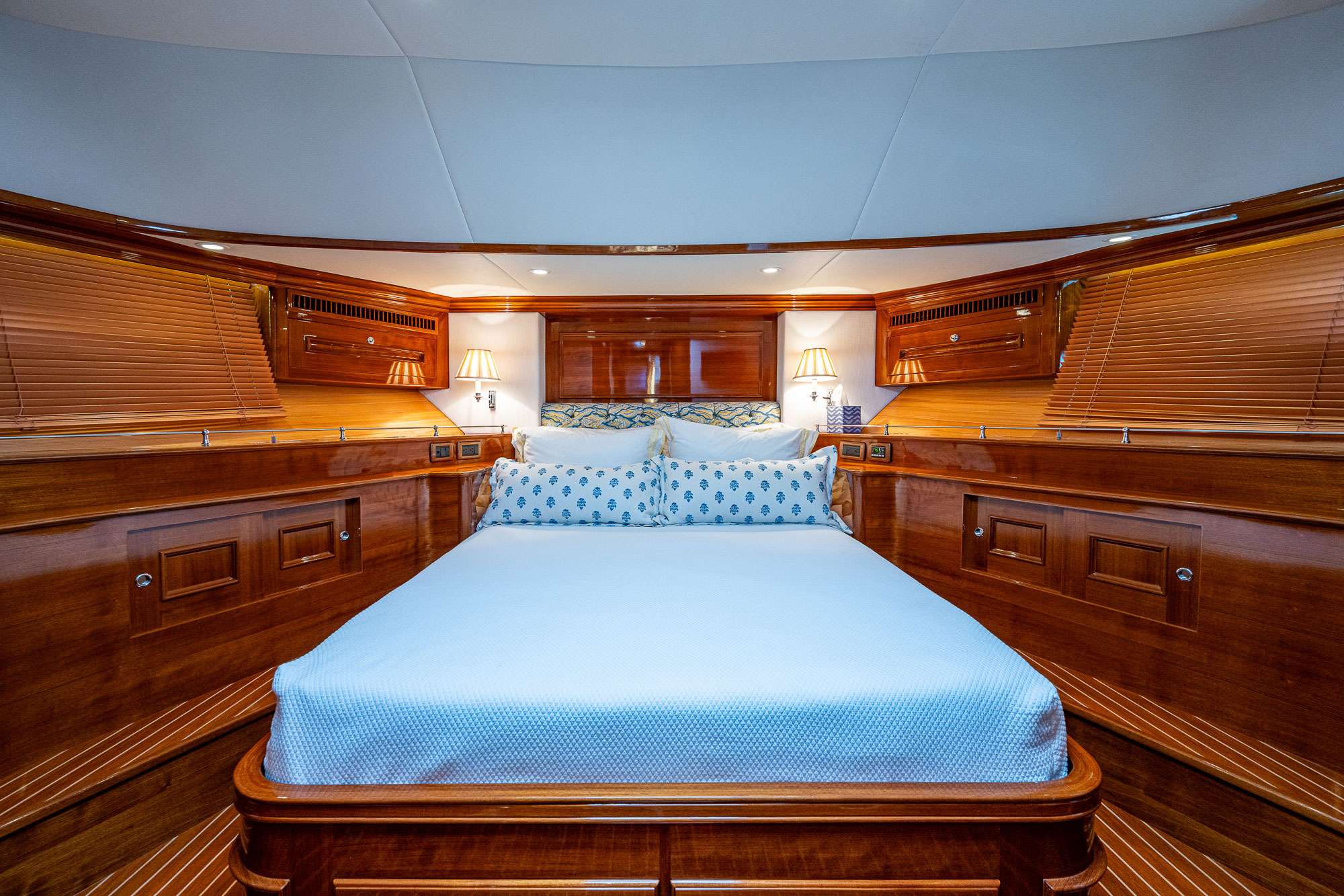 Charter Yacht MAGIC TUTCH - Hinckley Hunt Ocean 80 - 4 Cabins - Nassau - Exumas - Bahamas
