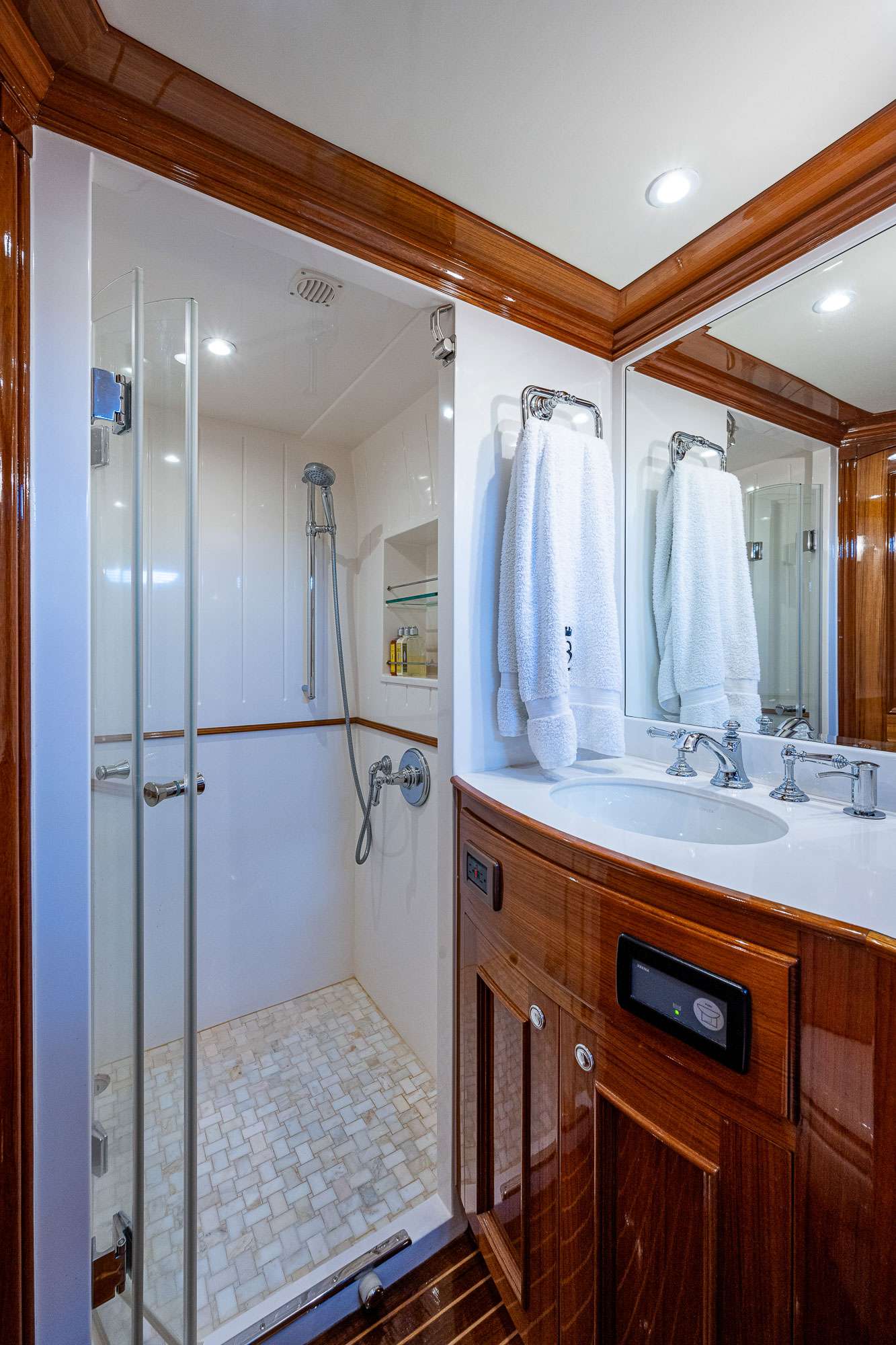 Charter Yacht MAGIC TUTCH - Hinckley Hunt Ocean 80 - 4 Cabins - Nassau - Exumas - Bahamas