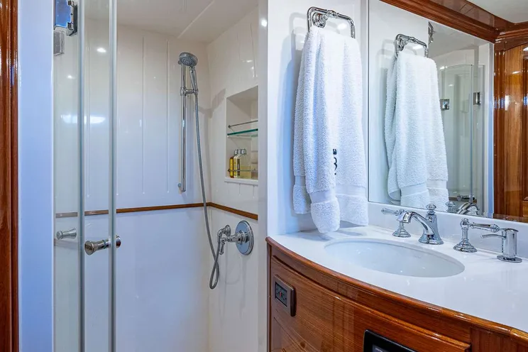 Charter Yacht MAGIC TUTCH - Hinckley Hunt Ocean 80 - 4 Cabins - Nassau - Exumas - Bahamas