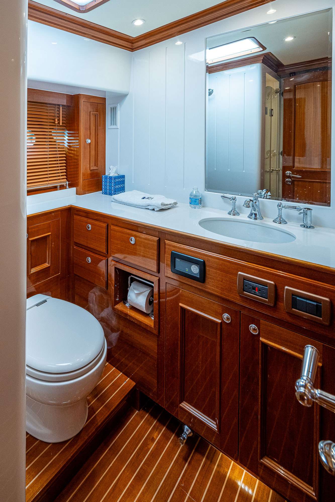 Charter Yacht MAGIC TUTCH - Hinckley Hunt Ocean 80 - 4 Cabins - Nassau - Exumas - Bahamas