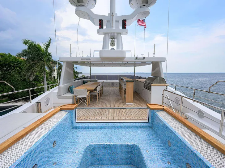 TROPA Cantiere delle Marche Darwin 106 - sundeck jacuzzi TROPA Cantiere delle Marche Darwin 106 - sundeck jacuzzi
