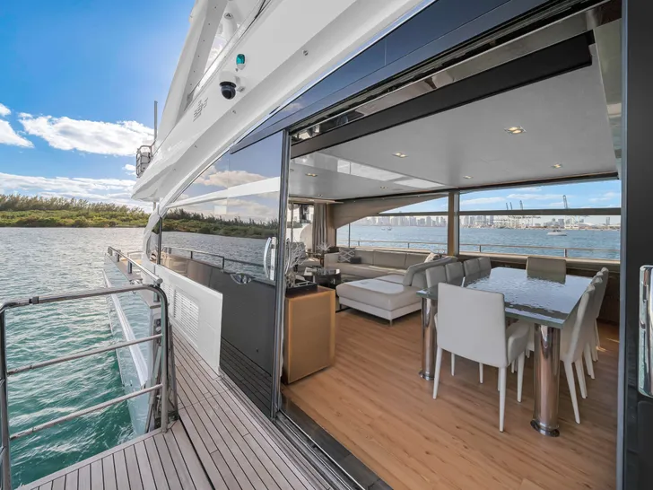 FREEDOM Princess Y88 - saloon side balcony FREEDOM Princess Y88 - saloon side balcony