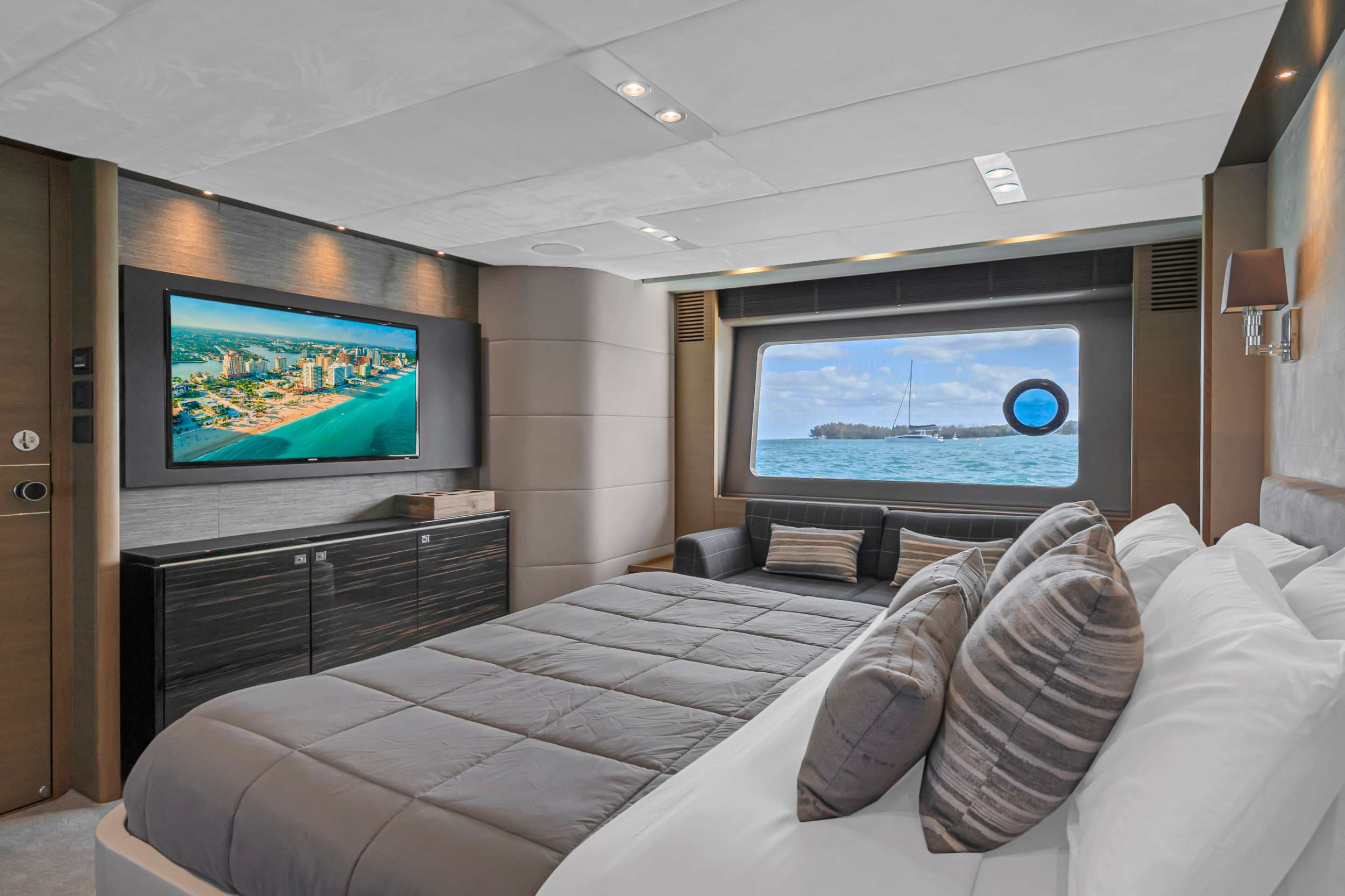 FREEDOM Princess Y88 - master cabin