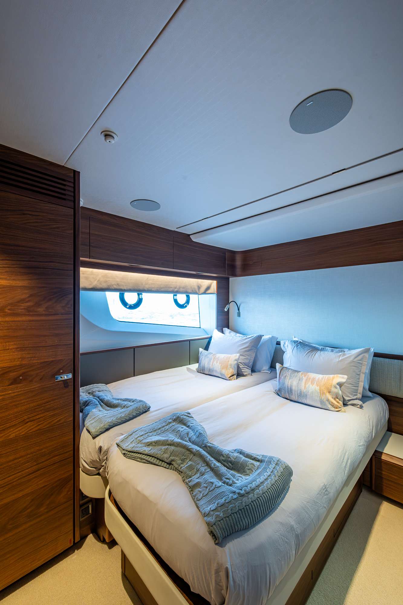 Charter Yacht R&R - Princess Y95 - 5 Cabins - Nassau - Exumas - Bahamas