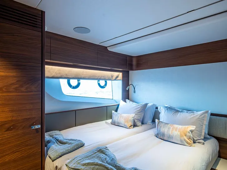 &R Princess Y95 - twin cabin 1 &R Princess Y95 - twin cabin 1