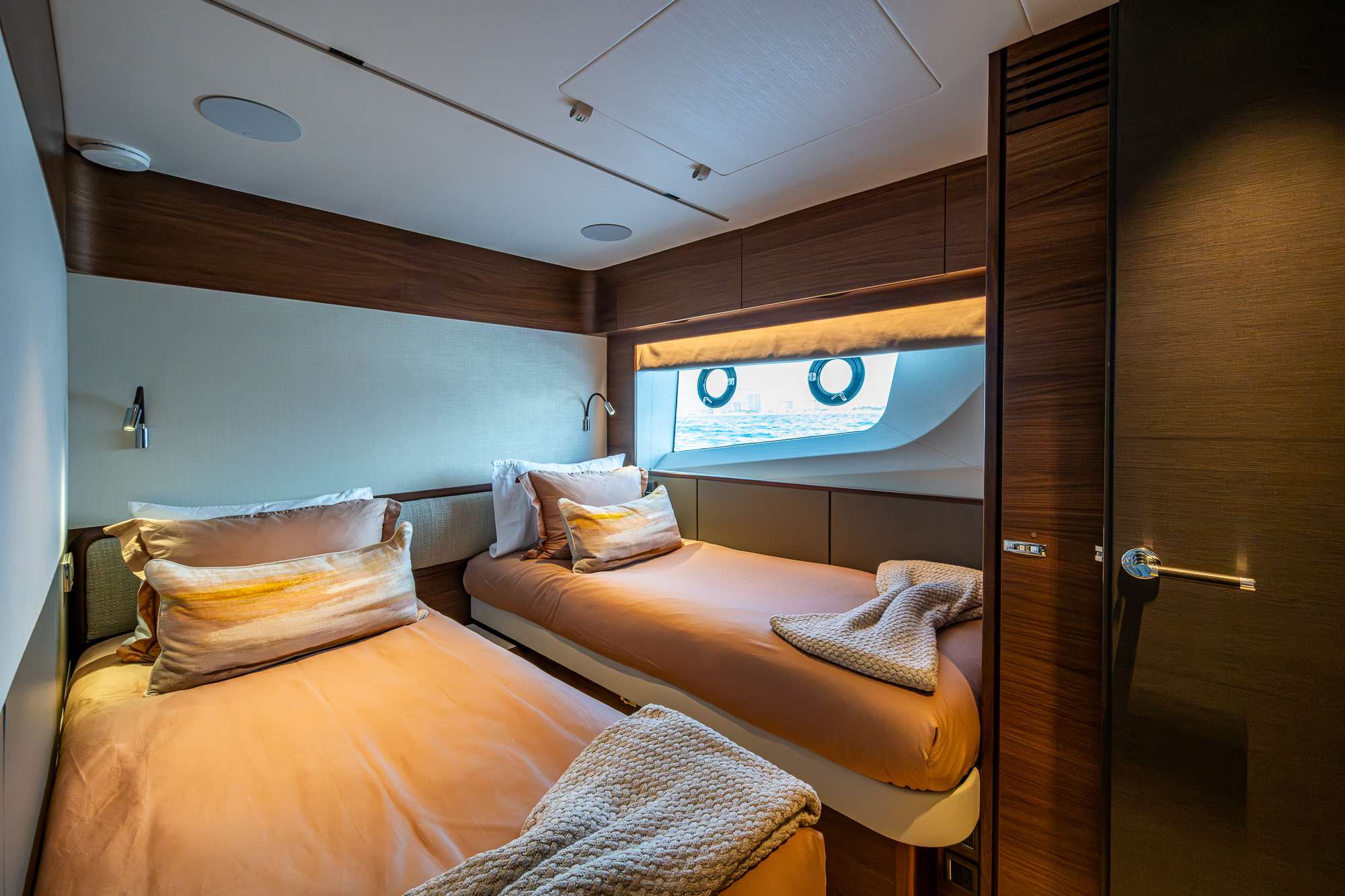 Charter Yacht R&R - Princess Y95 - 5 Cabins - Nassau - Exumas - Bahamas