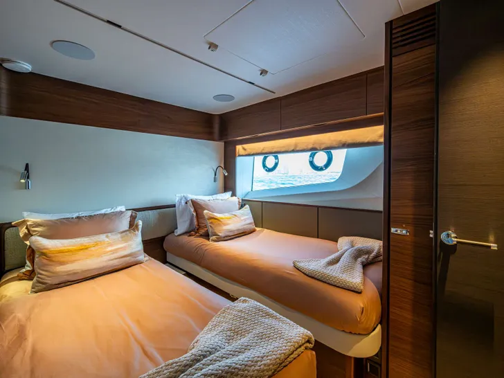 &R Princess Y95 - twin cabin 2 &R Princess Y95 - twin cabin 2