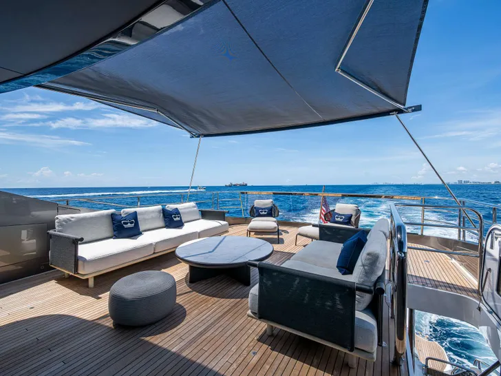 &R Princess Y95 - flybridge lounge &R Princess Y95 - flybridge lounge