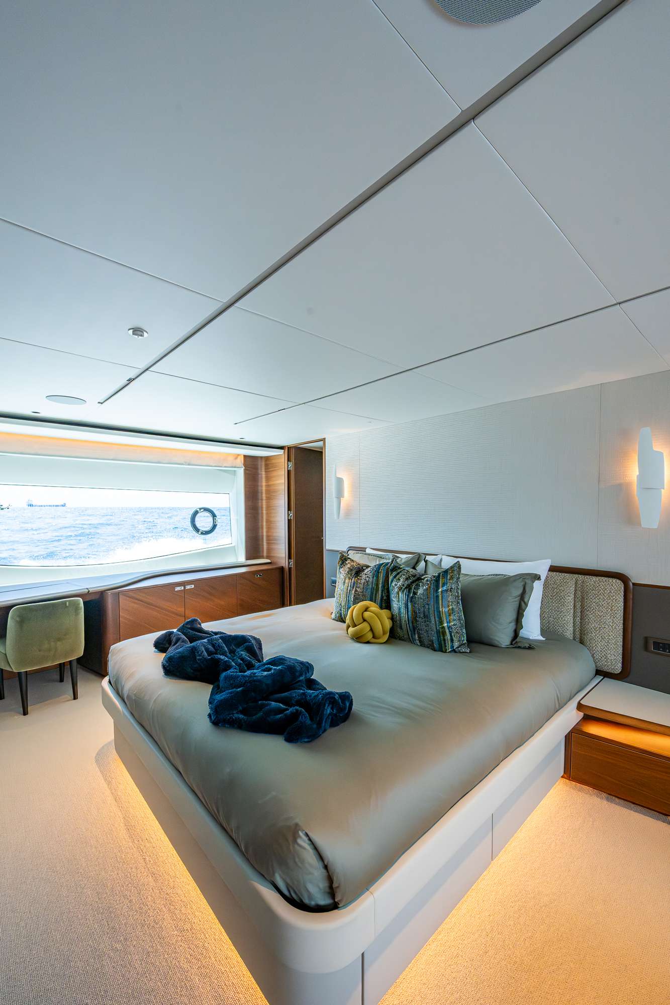 Charter Yacht R&R - Princess Y95 - 5 Cabins - Nassau - Exumas - Bahamas