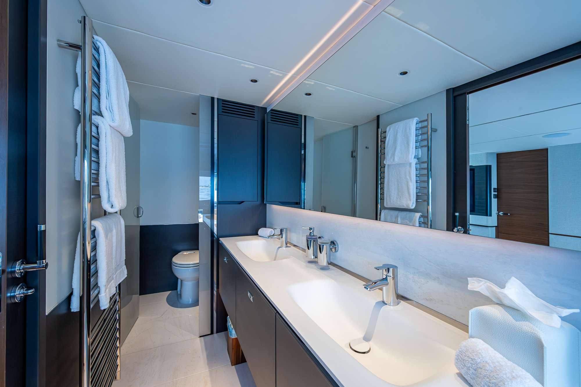 Charter Yacht R&R - Princess Y95 - 5 Cabins - Nassau - Exumas - Bahamas