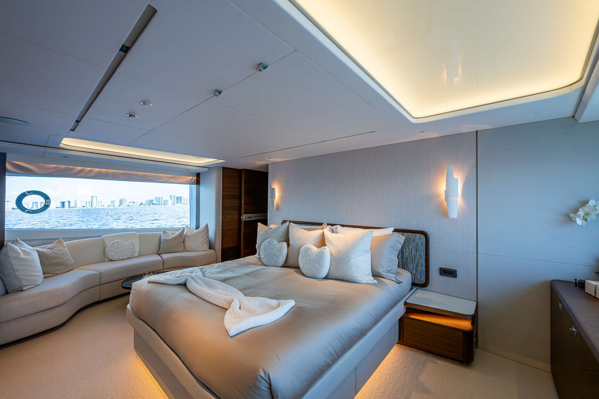 Charter Yacht R&R - Princess Y95 - 5 Cabins - Nassau - Exumas - Bahamas