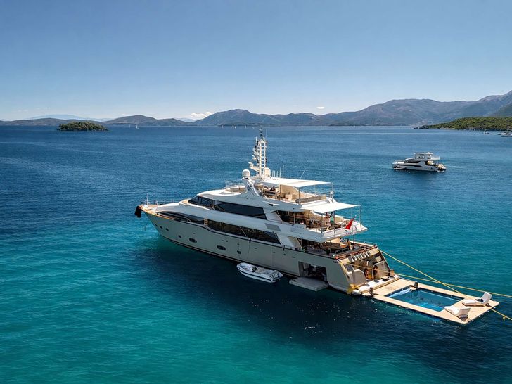 BUNKER CRN 128 - anchored aft shot BUNKER CRN 128 - anchored aft shot