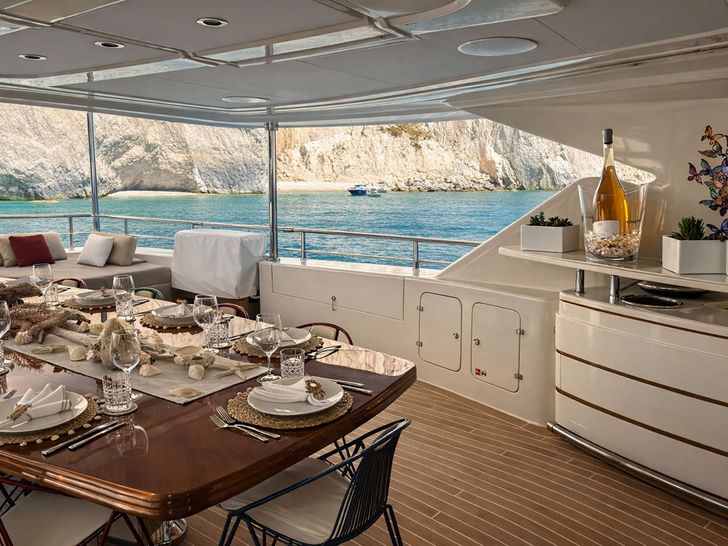 BUNKER CRN 128 - alfresco dining set up BUNKER CRN 128 - alfresco dining set up