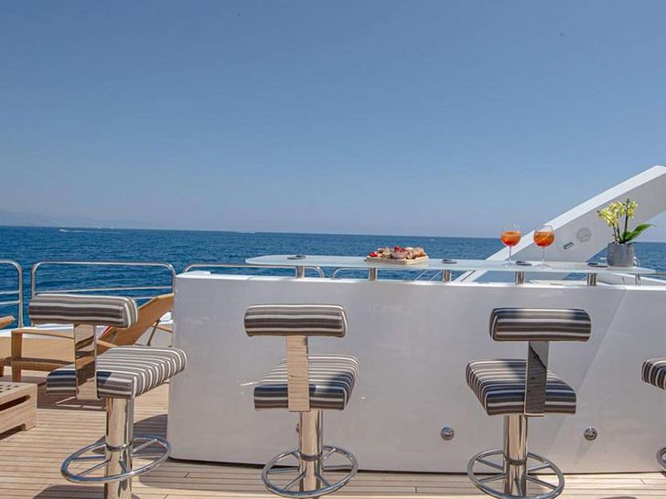 BLADE I Sunseeker 34m - sundeck bar BLADE I Sunseeker 34m - sundeck bar