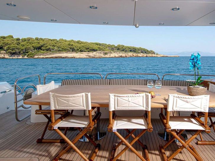 BLADE I Sunseeker 34m - main aft deck alfresco dining area BLADE I Sunseeker 34m - main aft deck alfresco dining area