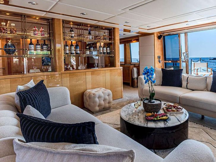 BLADE I Sunseeker 34m - main saloon BLADE I Sunseeker 34m - main saloon