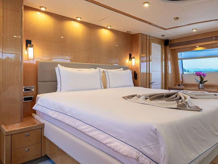 BLADE I Sunseeker 34m - VIP cabin 1 BLADE I Sunseeker 34m - VIP cabin 1