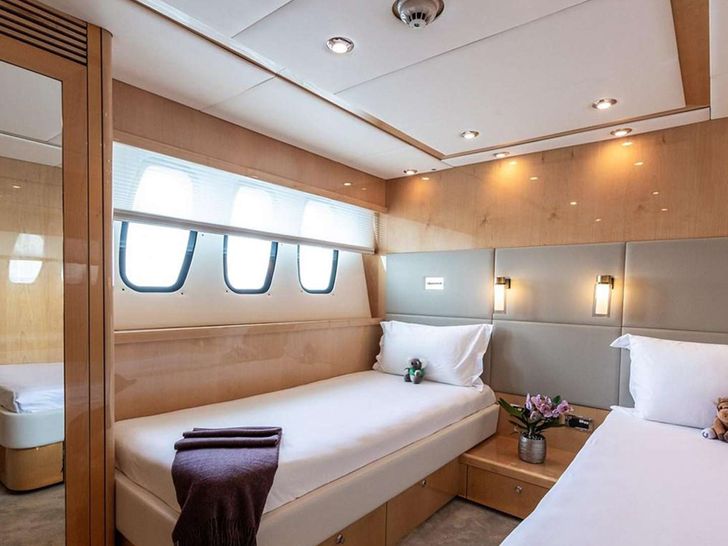 BLADE I Sunseeker 34m - twin cabin BLADE I Sunseeker 34m - twin cabin