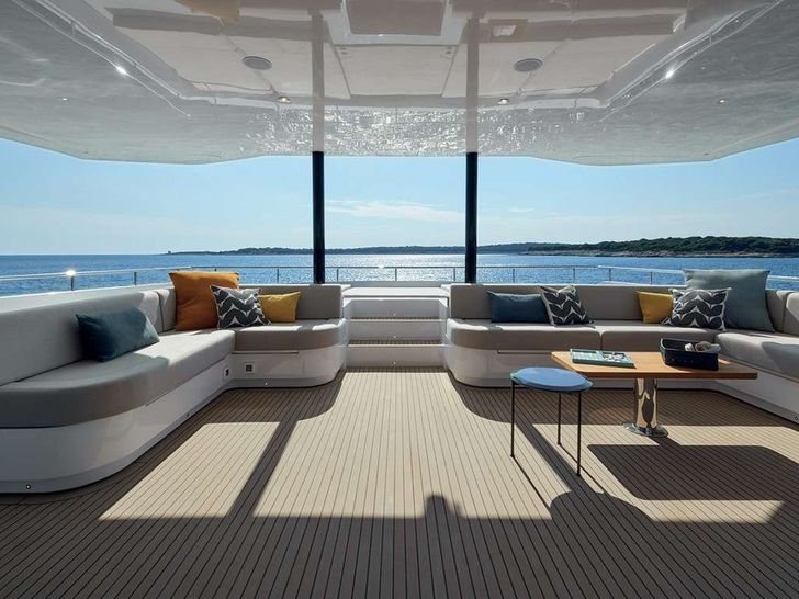 100% Silent 62 - flybridge aft lounge 100% Silent 62 - flybridge aft lounge