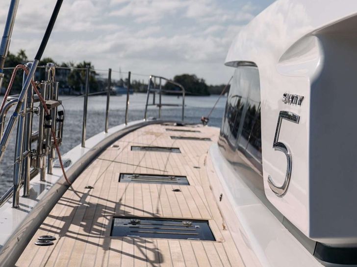 AMAREA Lagoon 65 - side walkway AMAREA Lagoon 65 - side walkway