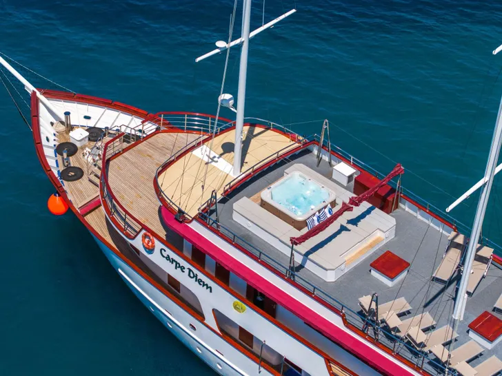 CARPE DIEM Custom Aluminum Cutter 118 - top sundeck forward shot CARPE DIEM Custom Aluminum Cutter 118 - top sundeck forward shot