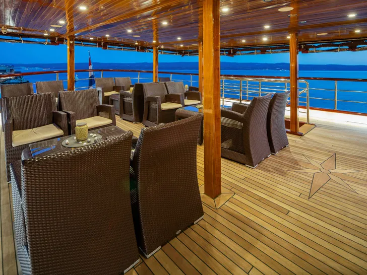 CARPE DIEM Custom Aluminum Cutter 118 - alfresco dining set set up CARPE DIEM Custom Aluminum Cutter 118 - alfresco dining set set up