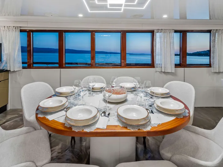 CARPE DIEM Custom Aluminum Cutter 118 - dining set up CARPE DIEM Custom Aluminum Cutter 118 - dining set up