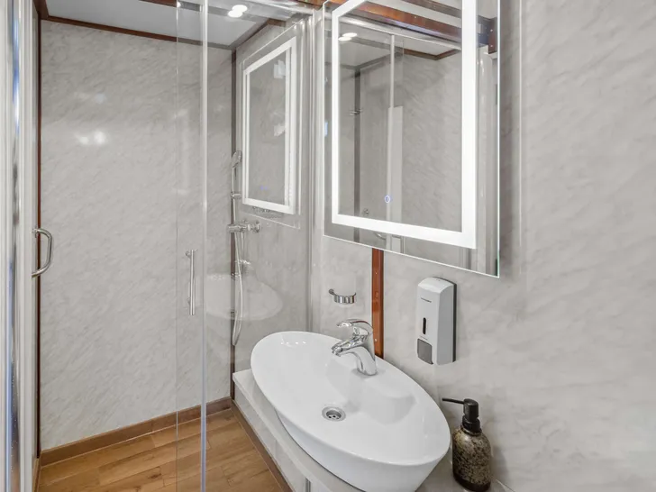 CARPE DIEM Custom Aluminum Cutter 118 - cabin 1 bathroom CARPE DIEM Custom Aluminum Cutter 118 - cabin 1 bathroom