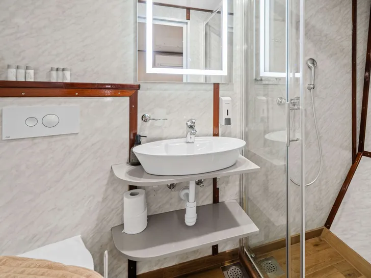 CARPE DIEM Custom Aluminum Cutter 118 - twin cabin bathroom CARPE DIEM Custom Aluminum Cutter 118 - twin cabin bathroom