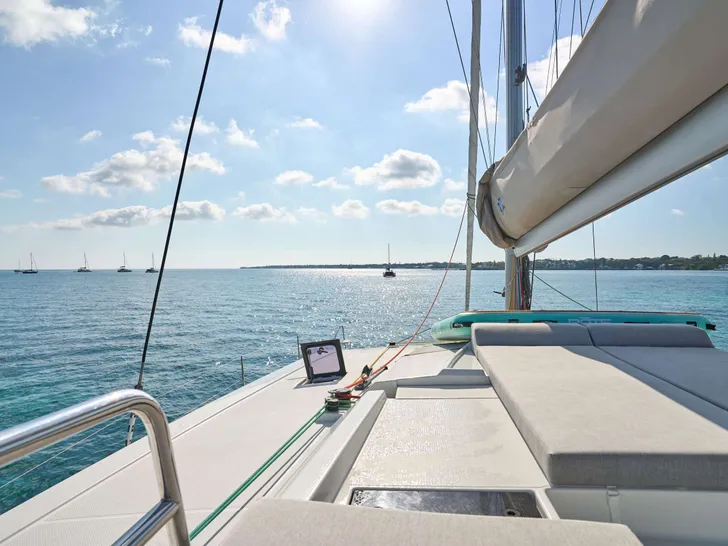 STELLA GAZER Fountaine Pajot Saona 47 - Flybridge Sunbeds STELLA GAZER Fountaine Pajot Saona 47 - Flybridge Sunbeds