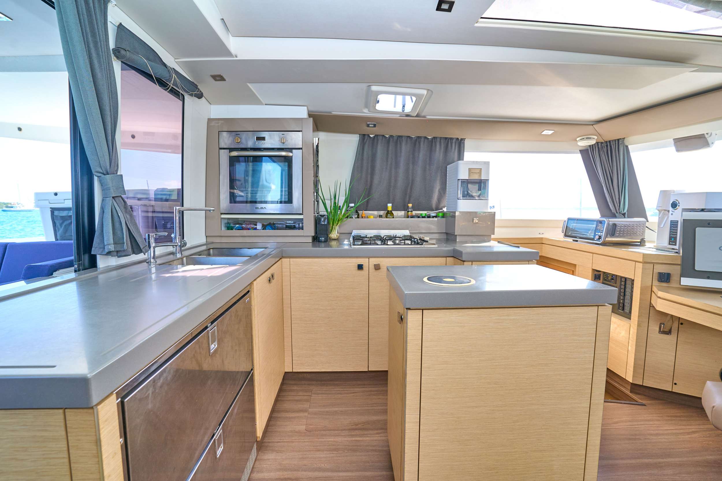 STELLA GAZER Fountaine Pajot Saona 47 - Galley