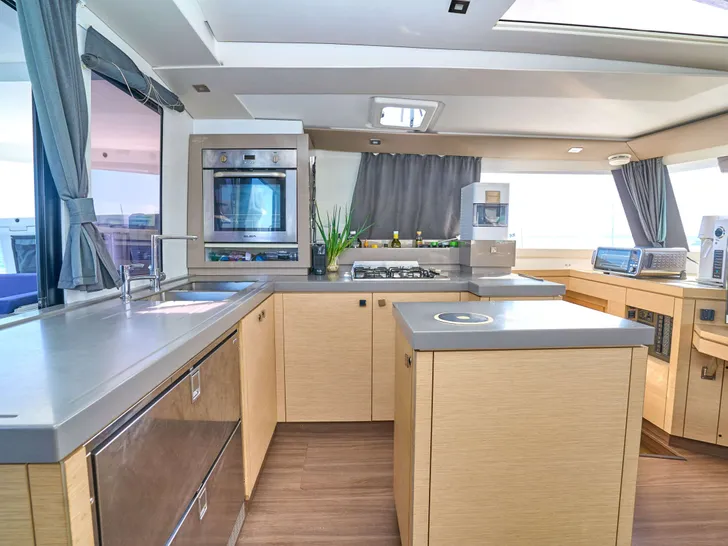 STELLA GAZER Fountaine Pajot Saona 47 - Galley STELLA GAZER Fountaine Pajot Saona 47 - Galley