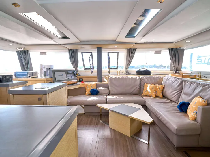 STELLA GAZER Fountaine Pajot Saona 47 - Saloon STELLA GAZER Fountaine Pajot Saona 47 - Saloon