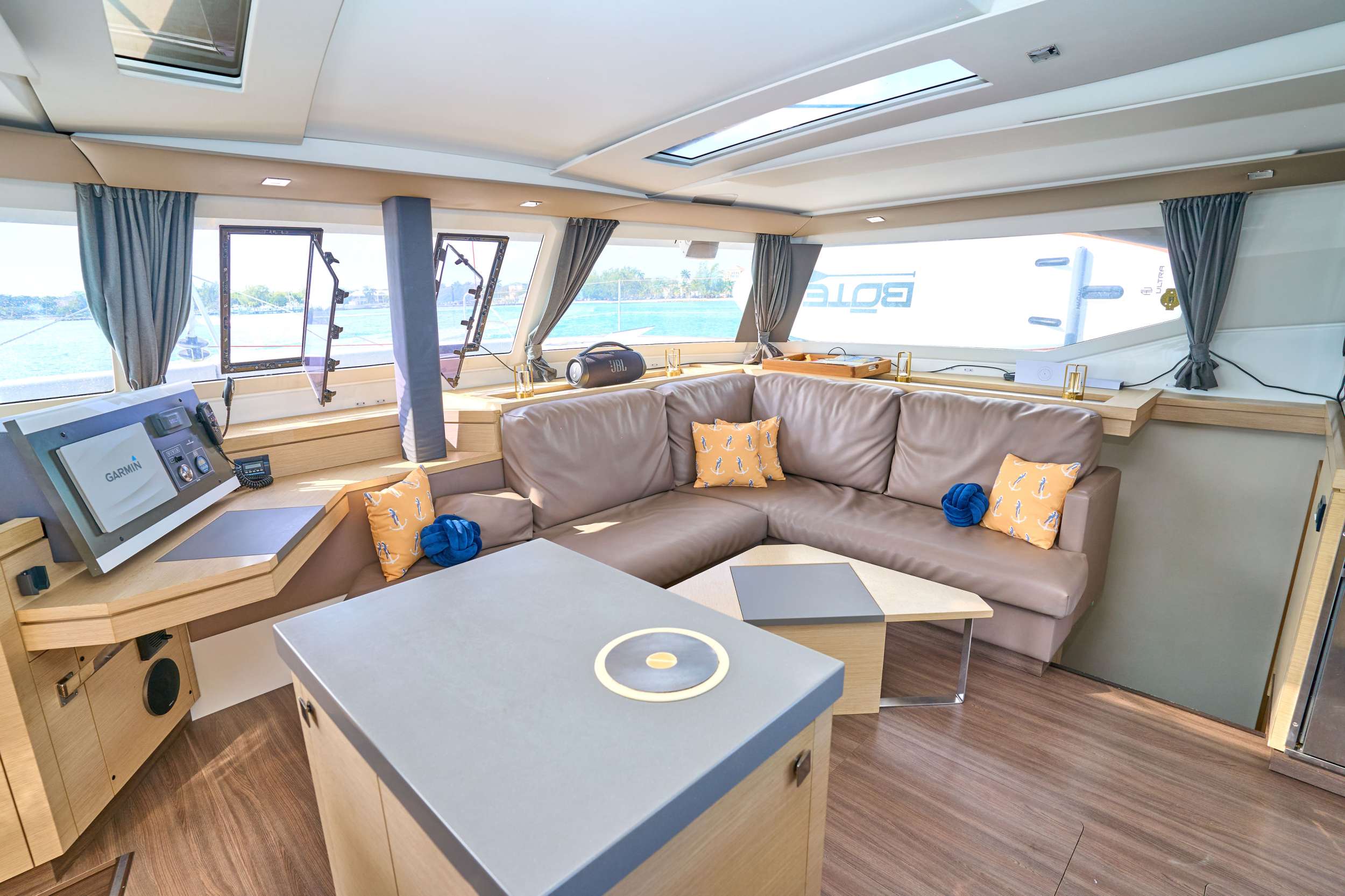 STELLA GAZER Fountaine Pajot Saona 47 - Saloon and Navigation