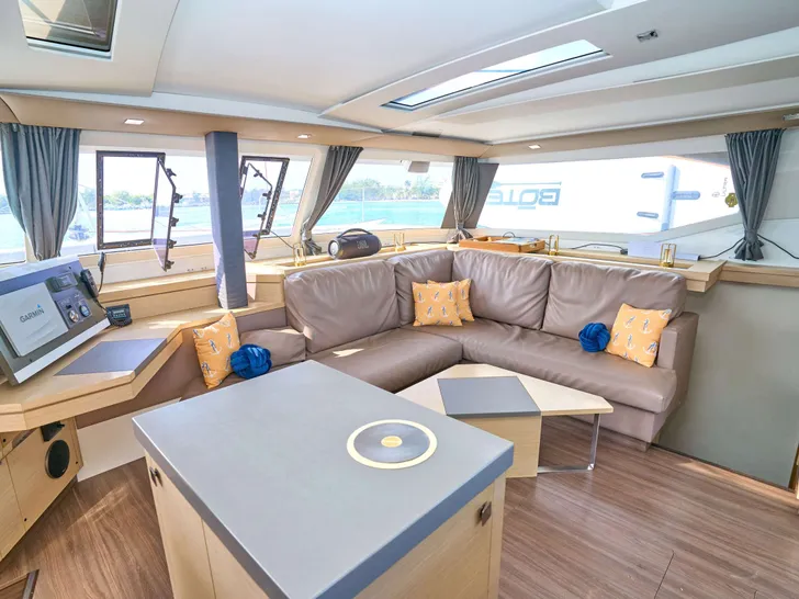 STELLA GAZER Fountaine Pajot Saona 47 - Saloon and Navigation STELLA GAZER Fountaine Pajot Saona 47 - Saloon and Navigation