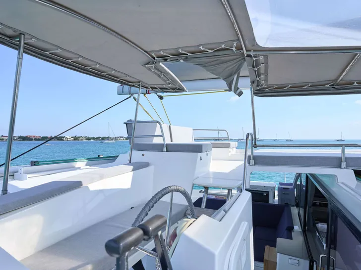 STELLA GAZER Fountaine Pajot Saona 47 - Helm STELLA GAZER Fountaine Pajot Saona 47 - Helm