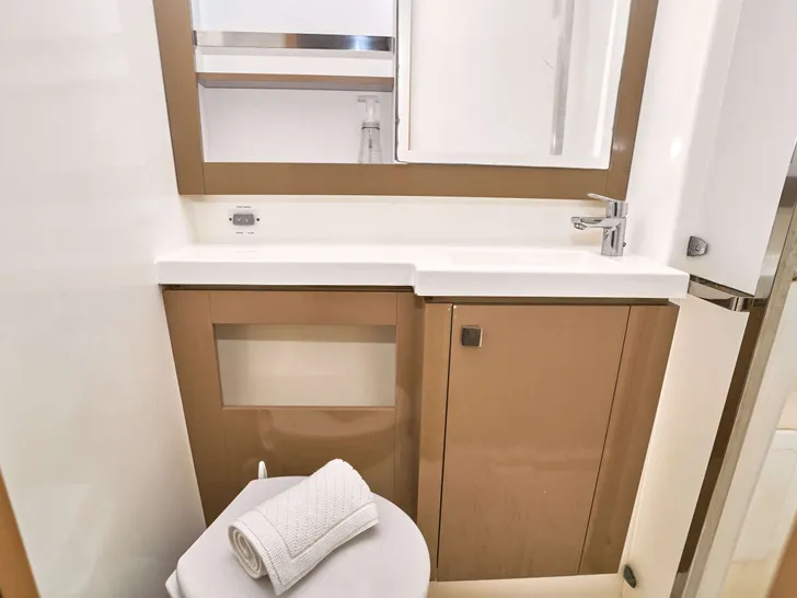 STELLA GAZER Fountaine Pajot Saona 47 - Master Cabin Head STELLA GAZER Fountaine Pajot Saona 47 - Master Cabin Head