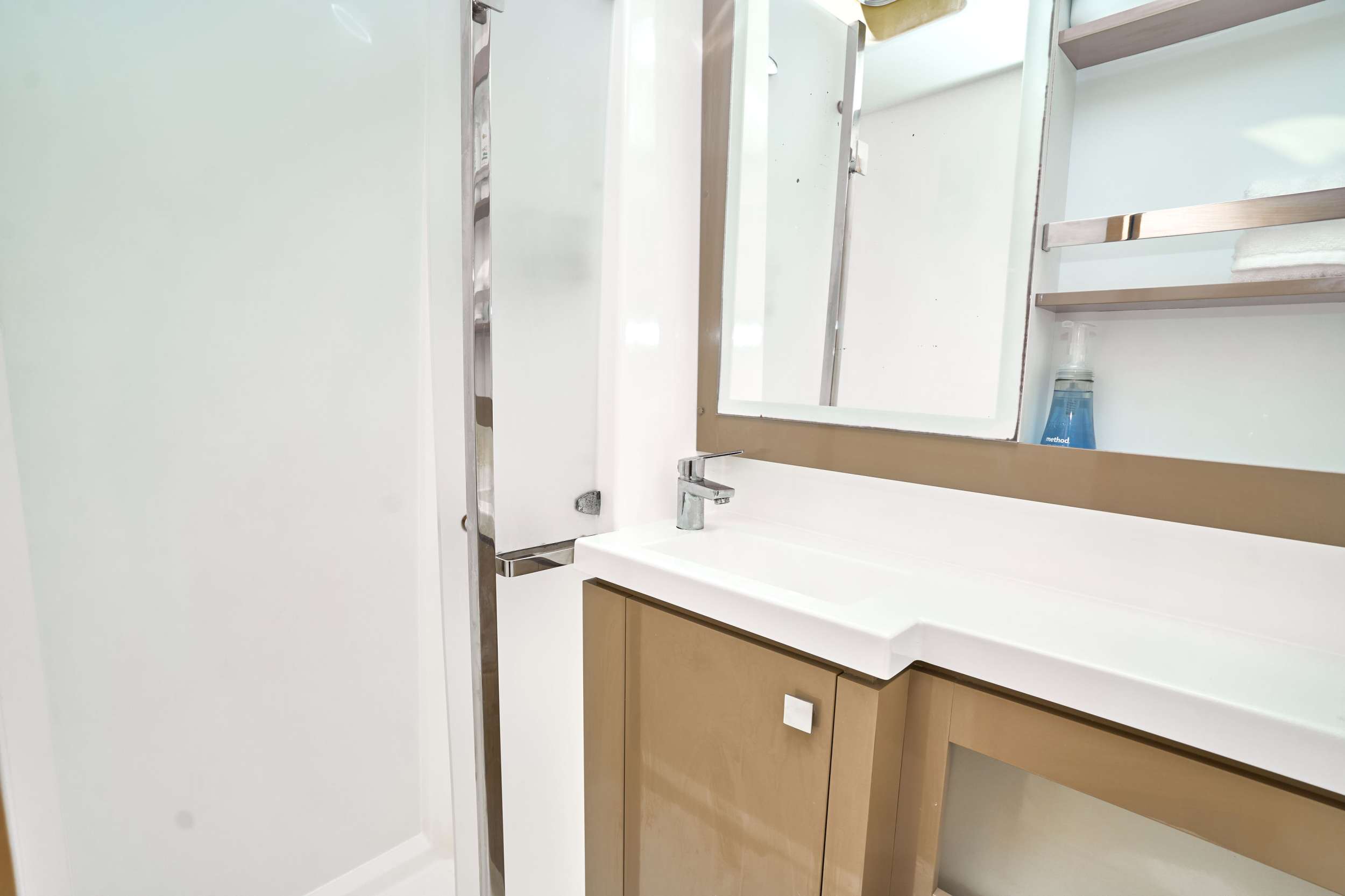 STELLA GAZER Fountaine Pajot Saona 47 - Guest Cabin Head