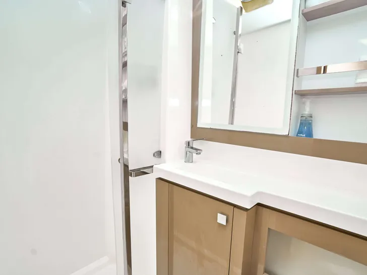 STELLA GAZER Fountaine Pajot Saona 47 - Guest Cabin Head STELLA GAZER Fountaine Pajot Saona 47 - Guest Cabin Head