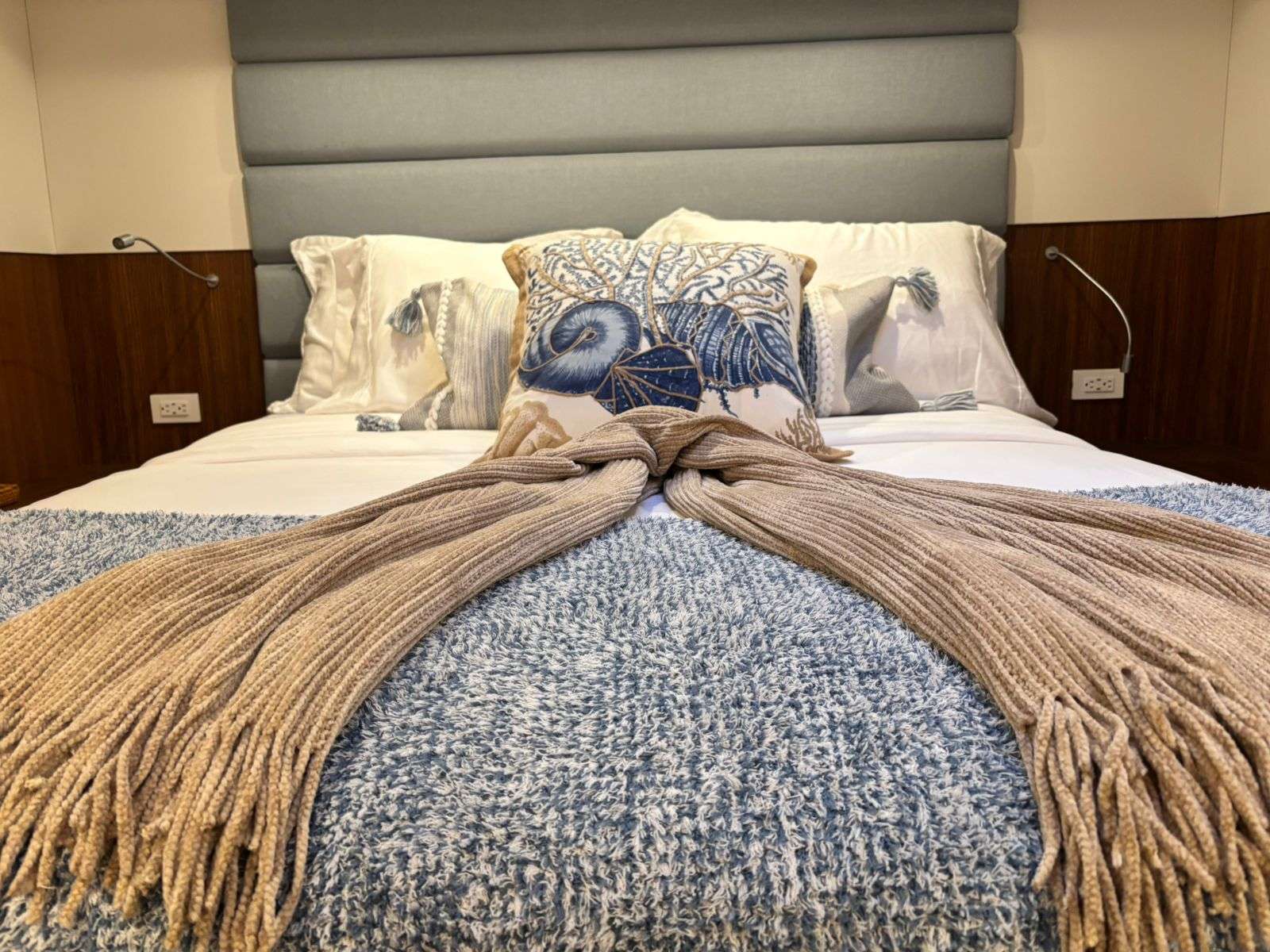 SOLAIRE Two Oceans 555 - Master Cabin