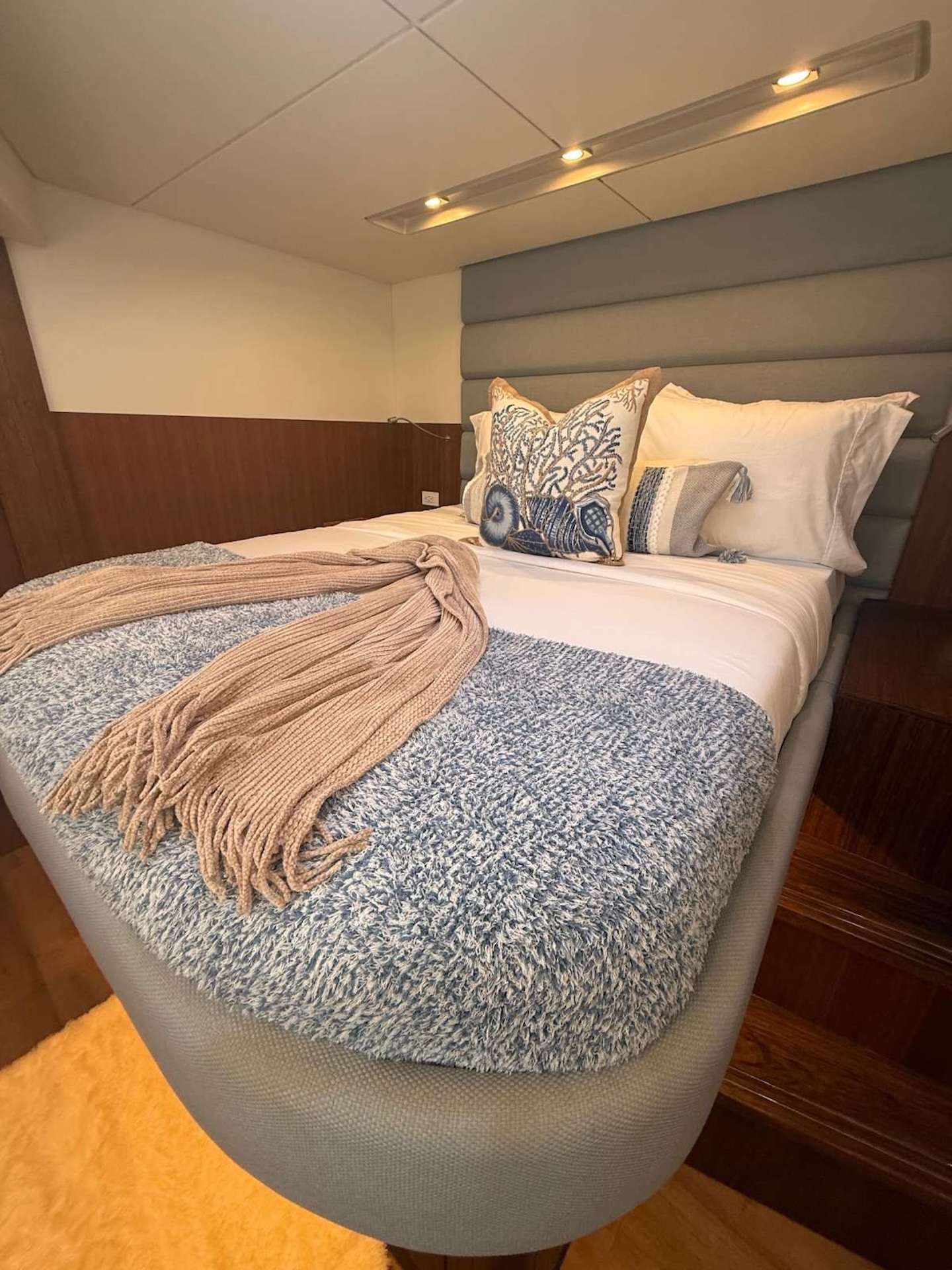 SOLAIRE Two Oceans 555 - Master Cabin