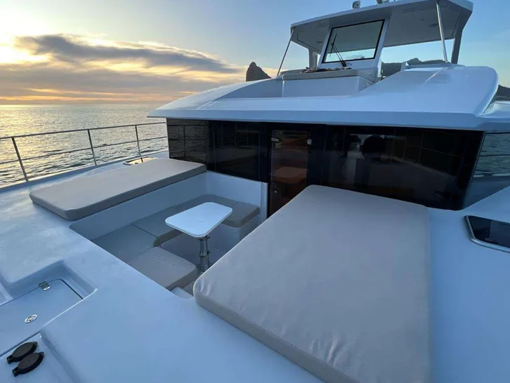 SOLAIRE Two Oceans 555 - Forward Dinette and Lounging Area SOLAIRE Two Oceans 555 - Forward Dinette and Lounging Area