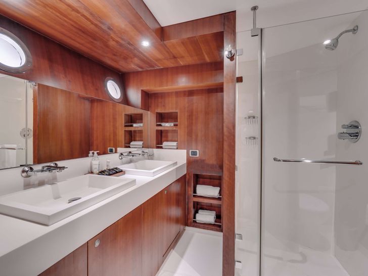 SEVEN SPICES 39-meter Custom Aluminum Cutter - twin cabin bathroom SEVEN SPICES 39-meter Custom Aluminum Cutter - twin cabin bathroom