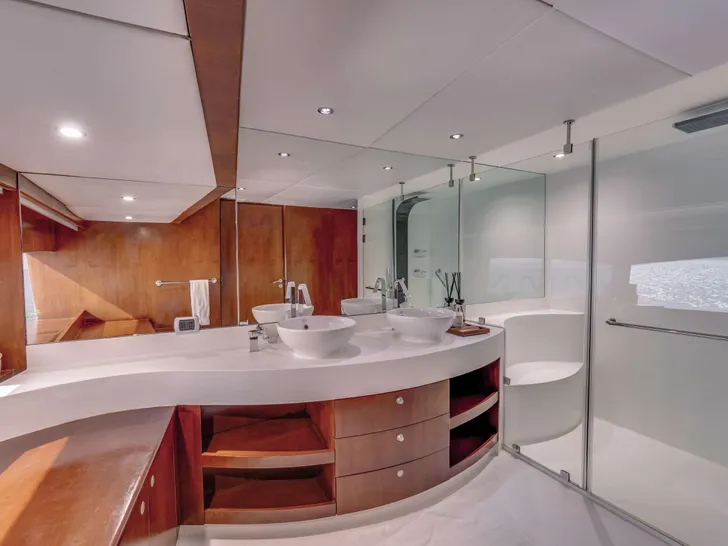 SEVEN SPICES 39-meter Custom Aluminum Cutter - master cabin bathroom lavatory and shower SEVEN SPICES 39-meter Custom Aluminum Cutter - master cabin bathroom lavatory and shower