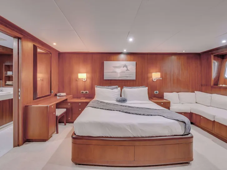 SEVEN SPICES 39-meter Custom Aluminum Cutter - VIP cabin 1 bed and lounge SEVEN SPICES 39-meter Custom Aluminum Cutter - VIP cabin 1 bed and lounge