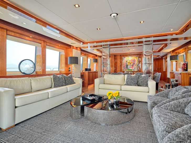 WHITE PEARL I Sunseeker 34m - main saloon WHITE PEARL I Sunseeker 34m - main saloon