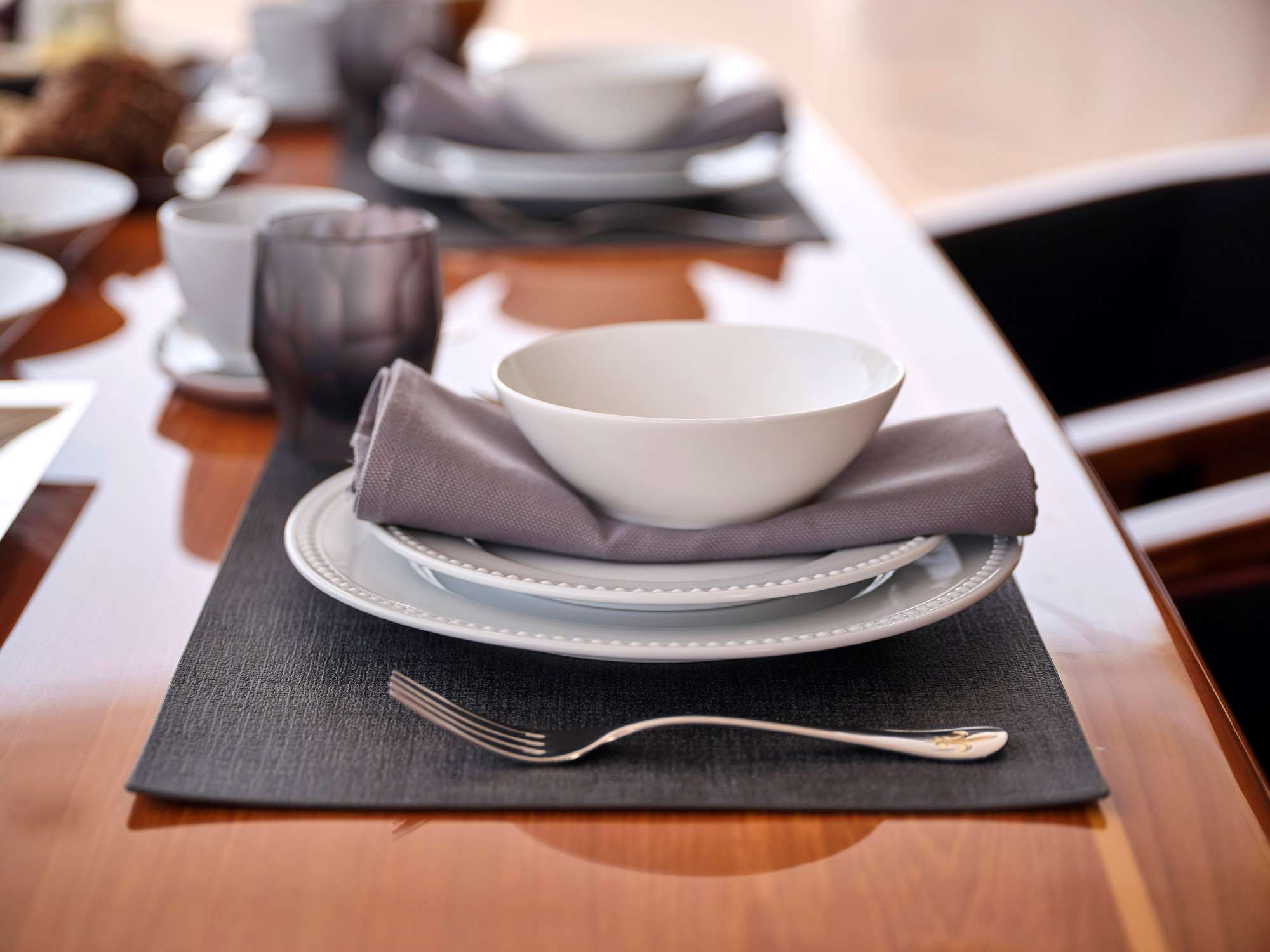 WHITE PEARL I Sunseeker 34m - indoor dining set up