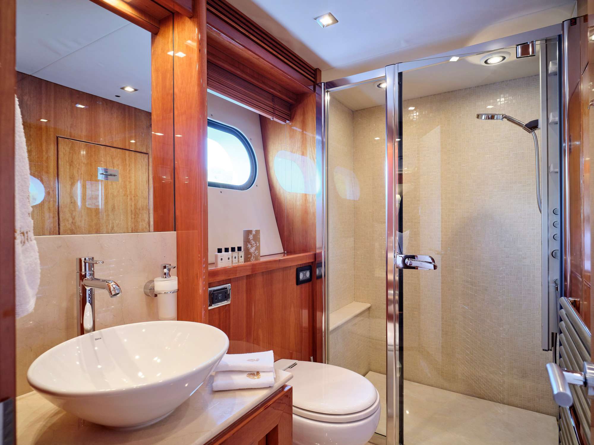 WHITE PEARL I Sunseeker 34m - VIP cabin 1 bathroom